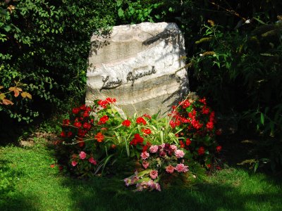 Death of Austrian dramatic soprano Leonie Rysanek.